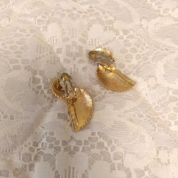 Vintage White Clear Cubic Zirconia Gold Tone Earrings Non-Pierced Clip Earrings - Picture 7 of 7